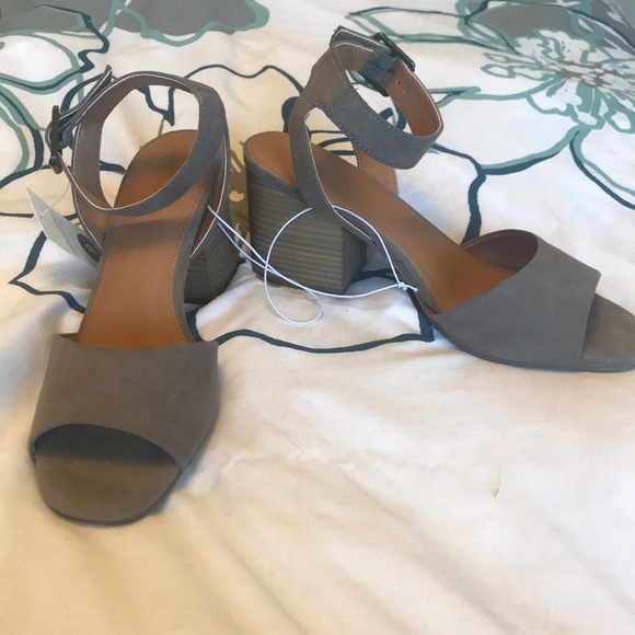 Universal Thread Shoes - 🌼2/$30 NWT Universal Thread Taupe sandal
